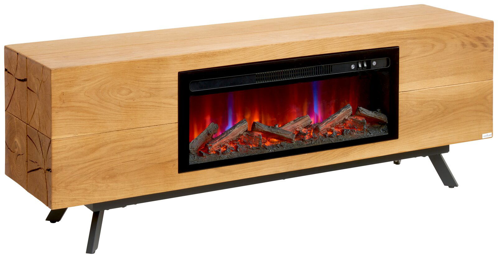 Elektrischer Kamin im Holzgehäuse in Eichenoptik mit schwarzer Glasfront, leuchtendem Flammeneffekt und Holzscheiten, freigestellt auf weißem Hintergrund, in schräger Frontansicht von links.