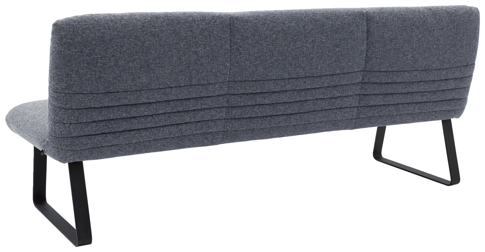 Achterkant van een moderne grijze bank met metalen poten en een doorgestikte stoffen bekleding.