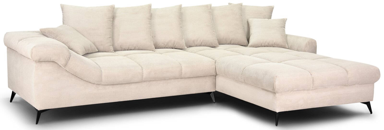 Beiges Cord-Ecksofa mit Recamiere rechts, gepolsterter Sitzfläche und mehreren Rückenkissen, schwarze Metallfüße, Ansicht schräg von vorne