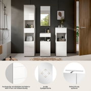 Moderne Badkombination mit hochglänzender MDF-Front und Rillenfräsung, bestehend aus einem hohen Schrank, einem Waschbecken mit Unterschrank und einem Spiegel, frontal betrachtet. Optional mit Beleuchtung erhältlich.