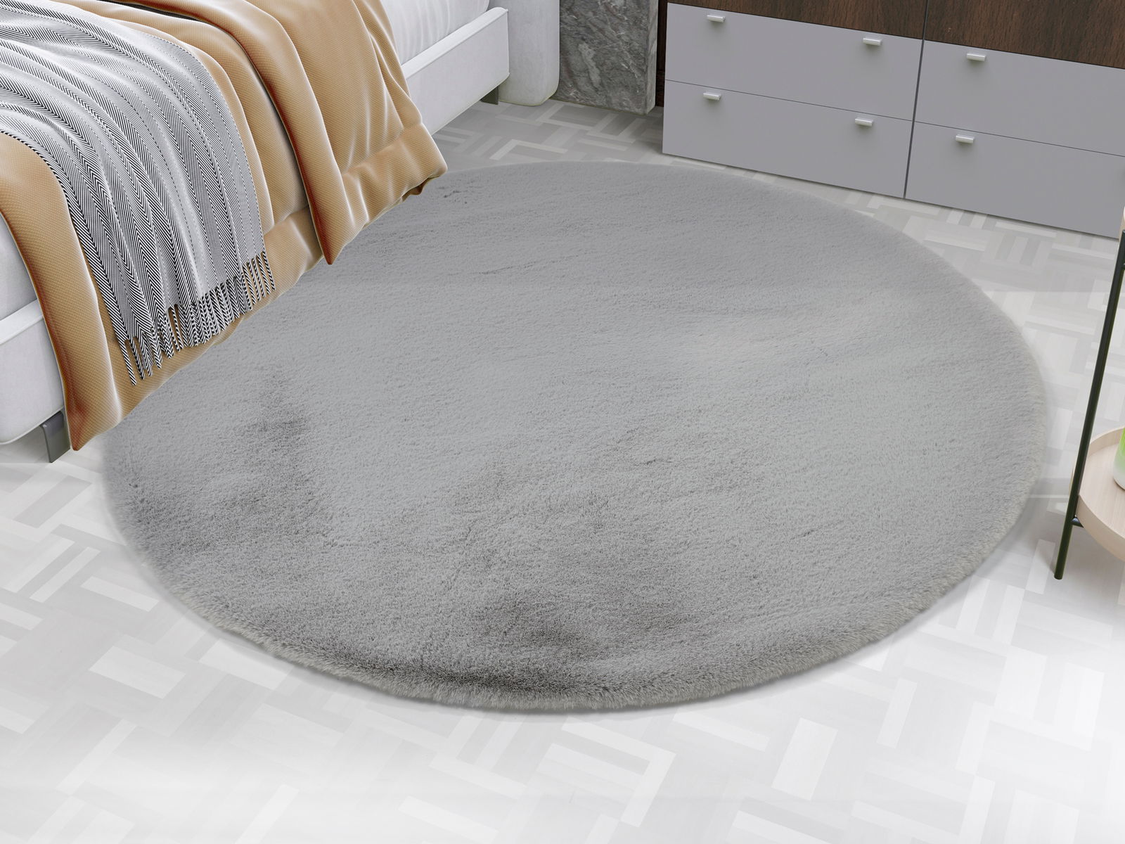 Runder grauer Fellteppich auf hellem Boden, seitliche Perspektive