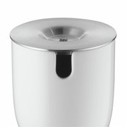 Close-up van een elegante, witte WMF Barista-melk- en suikerpot met roestvrijstalen deksel, gezien vanaf de voorkant.