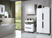 Moderner Spiegelschrank in einem stilvollen Badezimmer, frontal betrachtet, mit weißem Schrank und Waschbecken darunter.