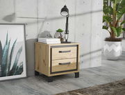 Nachtkonsole aus Holz mit zwei Schubladen, moderne schwarze Griffe, seitliche Perspektive, dekoriert mit Lampe und Büchern, neben einer Pflanze und einem Bild.