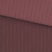 Nahaufnahme einer Wendebettwäsche in dunklem Rot mit feinen vertikalen Streifen und kleinen Buchstabenmotiven.