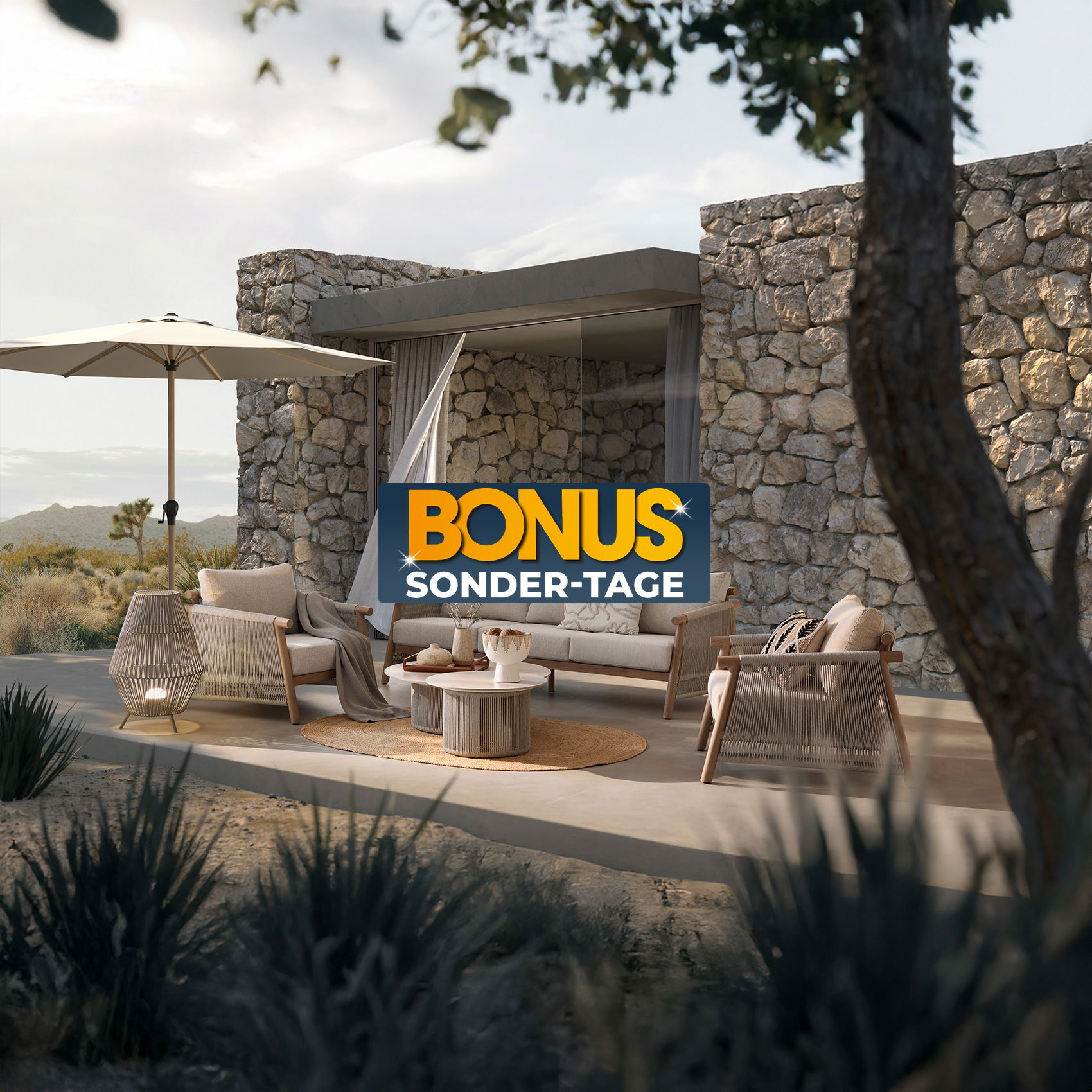 Moderne Stein-Terrasse mit Loungemöbeln und Sonnenschirm in Wüstenlandschaft, Schriftzug Bonus Sonder-Tage