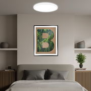 LED-Paneel an der Decke eines modernen Schlafzimmers, von vorne betrachtet.