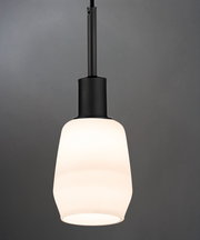 Moderne Hängelampe mit schwarzem Sockel und weißem, mattem Glasschirm, seitliche Perspektive