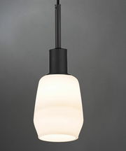 Moderne Hängelampe mit schwarzem Sockel und weißem, mattem Glasschirm, seitliche Perspektive