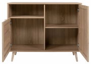 Holzkommode mit zwei offenen Türen, zeigt Innenfächer und Regale, frontale Perspektive