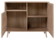 Holzkommode mit zwei offenen Türen, zeigt Innenfächer und Regale, frontale Perspektive