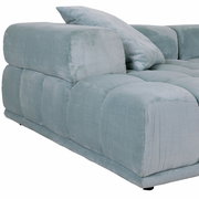 Großes, modernes Big-Sofa in hellblauem Stoffbezug, seitliche Perspektive mit Kissen.