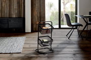 Küchen-Organizer-Set mit zwei Metallkörben, seitliche Perspektive, auf Holzboden in modernem Esszimmer.