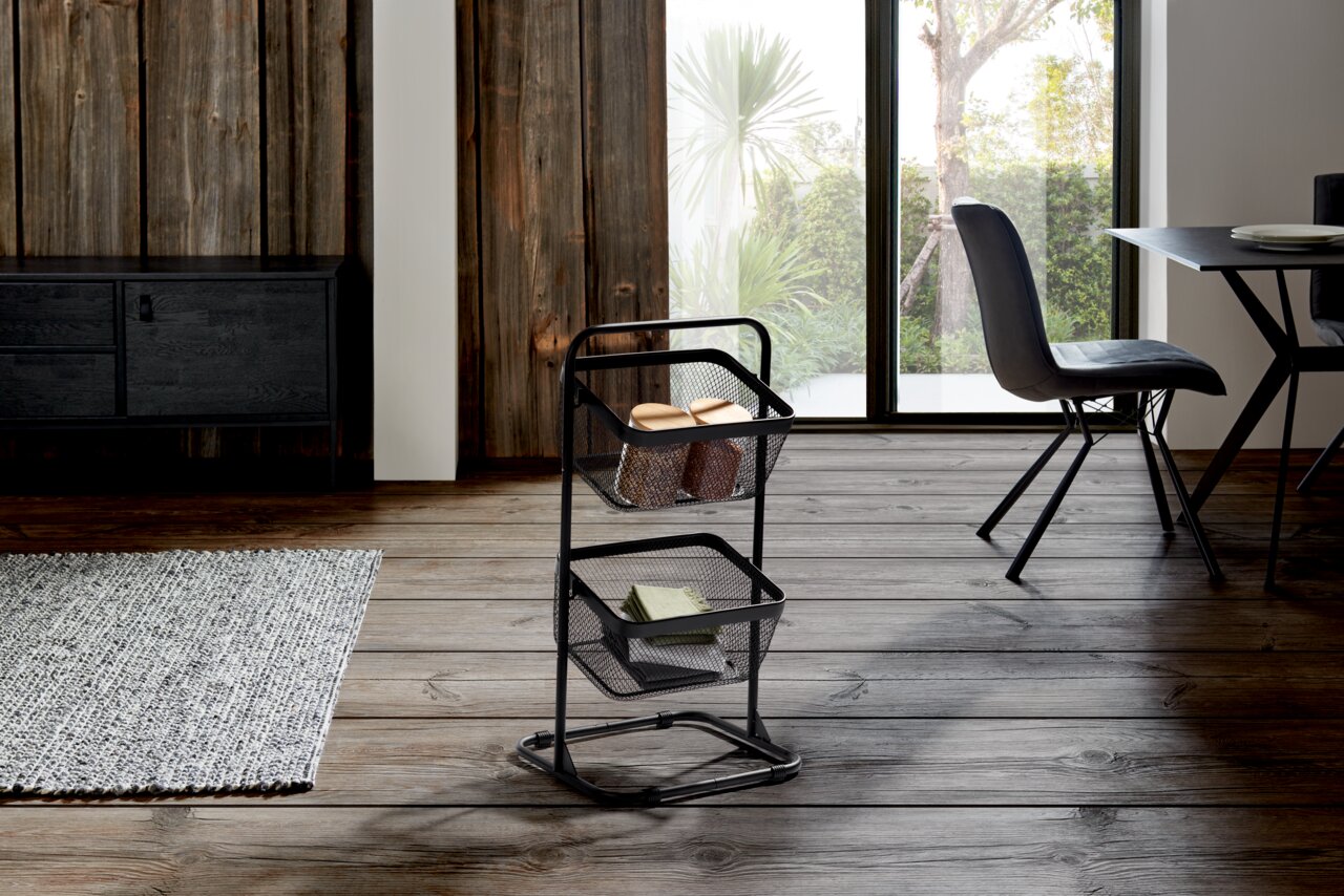 Küchen-Organizer-Set mit zwei Metallkörben, seitliche Perspektive, auf Holzboden in modernem Esszimmer.