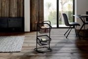 Keukenopbergset met twee metalen manden, zijaanzicht, op een houten vloer in een moderne eetkamer.