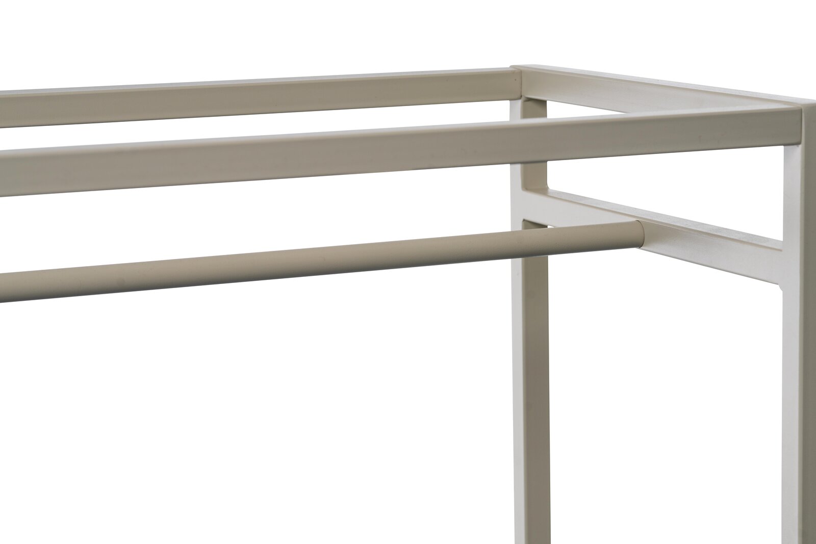 Nahaufnahme eines Garderobenwagens aus Metall mit rechteckigem Rahmen und horizontaler Stange, seitliche Perspektive.