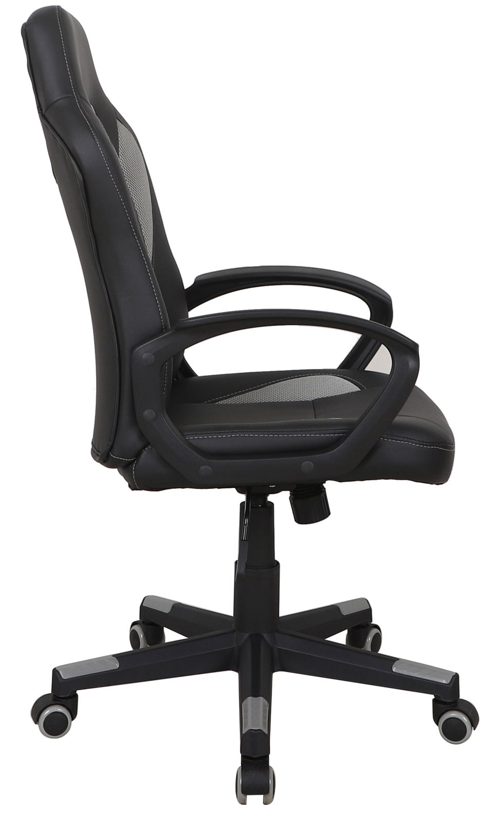 Seitliche Ansicht eines schwarzen Gaming-Stuhls mit Armlehnen und Rollen.