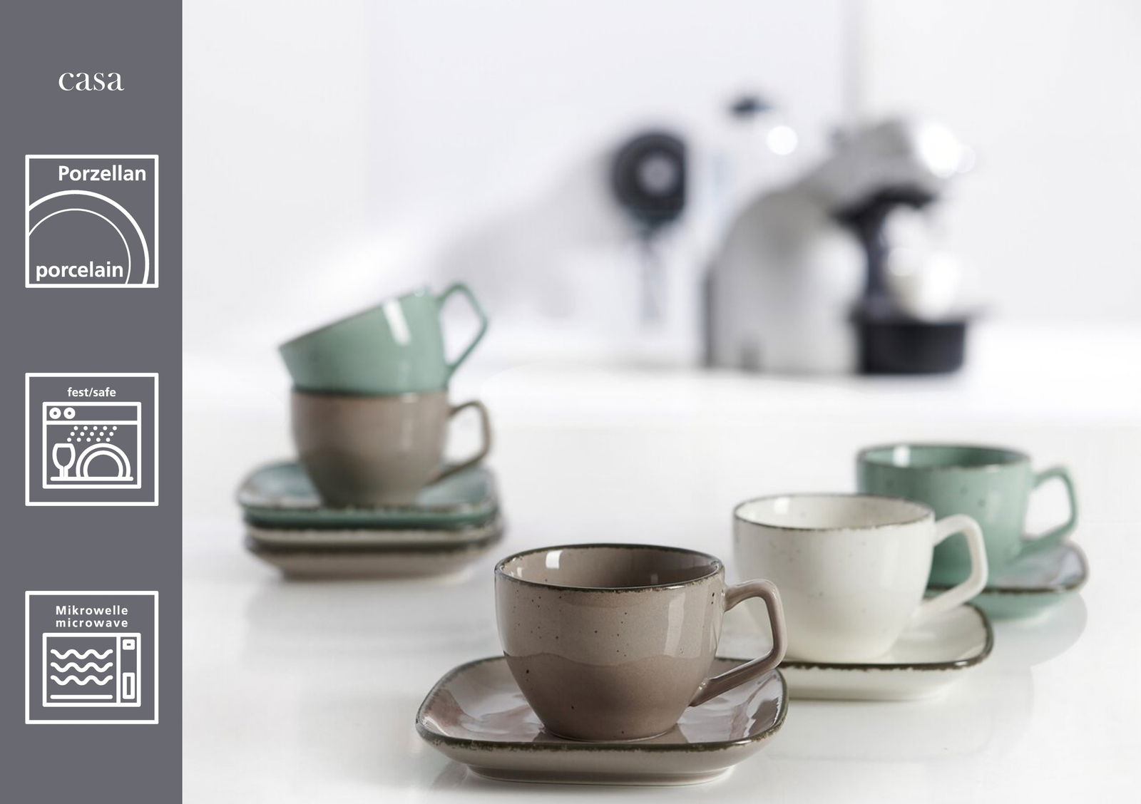 Verschiedene Kaffeetassen der Serie Casa in Grau, Beige und Grün auf quadratischen Untertassen, aus Porzellan, spülmaschinen- und mikrowellengeeignet, seitliche Perspektive.