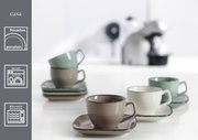 Verschiedene Kaffeetassen der Serie Casa in Grau, Beige und Grün auf quadratischen Untertassen, aus Porzellan, spülmaschinen- und mikrowellengeeignet, seitliche Perspektive.