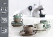 Verschiedene Kaffeetassen der Serie Casa in Grau, Beige und Grün auf quadratischen Untertassen, aus Porzellan, spülmaschinen- und mikrowellengeeignet, seitliche Perspektive.