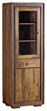 Holzvitrine mit Glastür und zwei Holztüren, frontal abgebildet, mit dekorativen Schnitzereien am Rahmen.