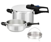Schnellkochtopf-Set, bestehend aus einem großen und einem kleinen Topf mit schwarzen Griffen, einem Deckel mit Sicherheitsventil und einem Dampfgarer-Einsatz, seitliche Perspektive.