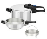 Schnellkochtopf-Set, bestehend aus einem großen und einem kleinen Topf mit schwarzen Griffen, einem Deckel mit Sicherheitsventil und einem Dampfgarer-Einsatz, seitliche Perspektive.