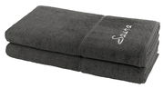 Zwei graue Saunatücher im Set, gestapelt, mit gesticktem 'Sauna'-Schriftzug, seitliche Perspektive