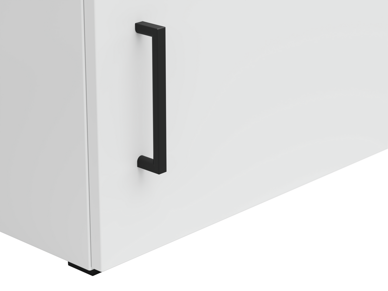 Nahaufnahme eines weißen Aufsatzschranks mit schwarzem Griff, seitliche Perspektive