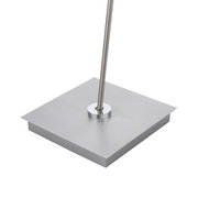Nahaufnahme der Basis einer Stehleuchte PURE-MIRA aus gebürstetem Metall mit quadratischer Form.
