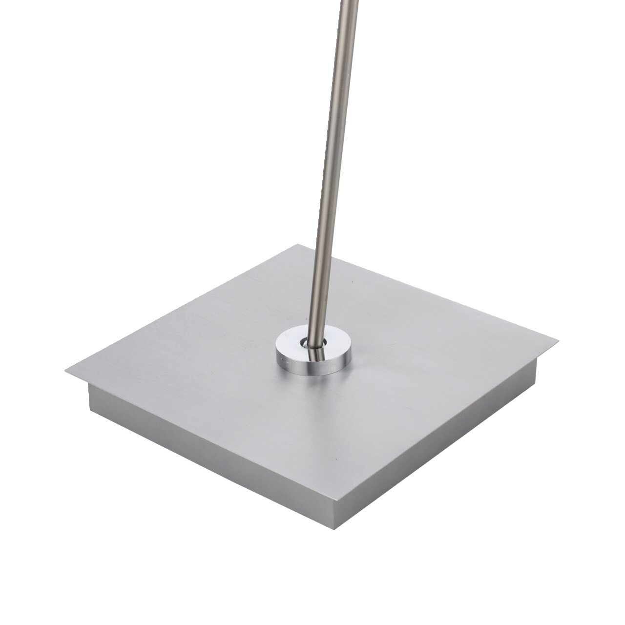Close-up van de voet van een PURE-MIRA-staande lamp van geborsteld metaal met een vierkante vorm.
