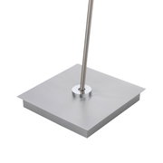 Close-up van de voet van een PURE-MIRA-staande lamp van geborsteld metaal met een vierkante vorm.