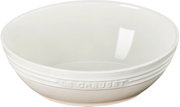 Weiße Keramikschüssel mit eingeprägtem „Le Creuset“-Schriftzug am Rand, freigestellt auf weißem Hintergrund, Perspektive: leicht von oben in 3/4-Ansicht.