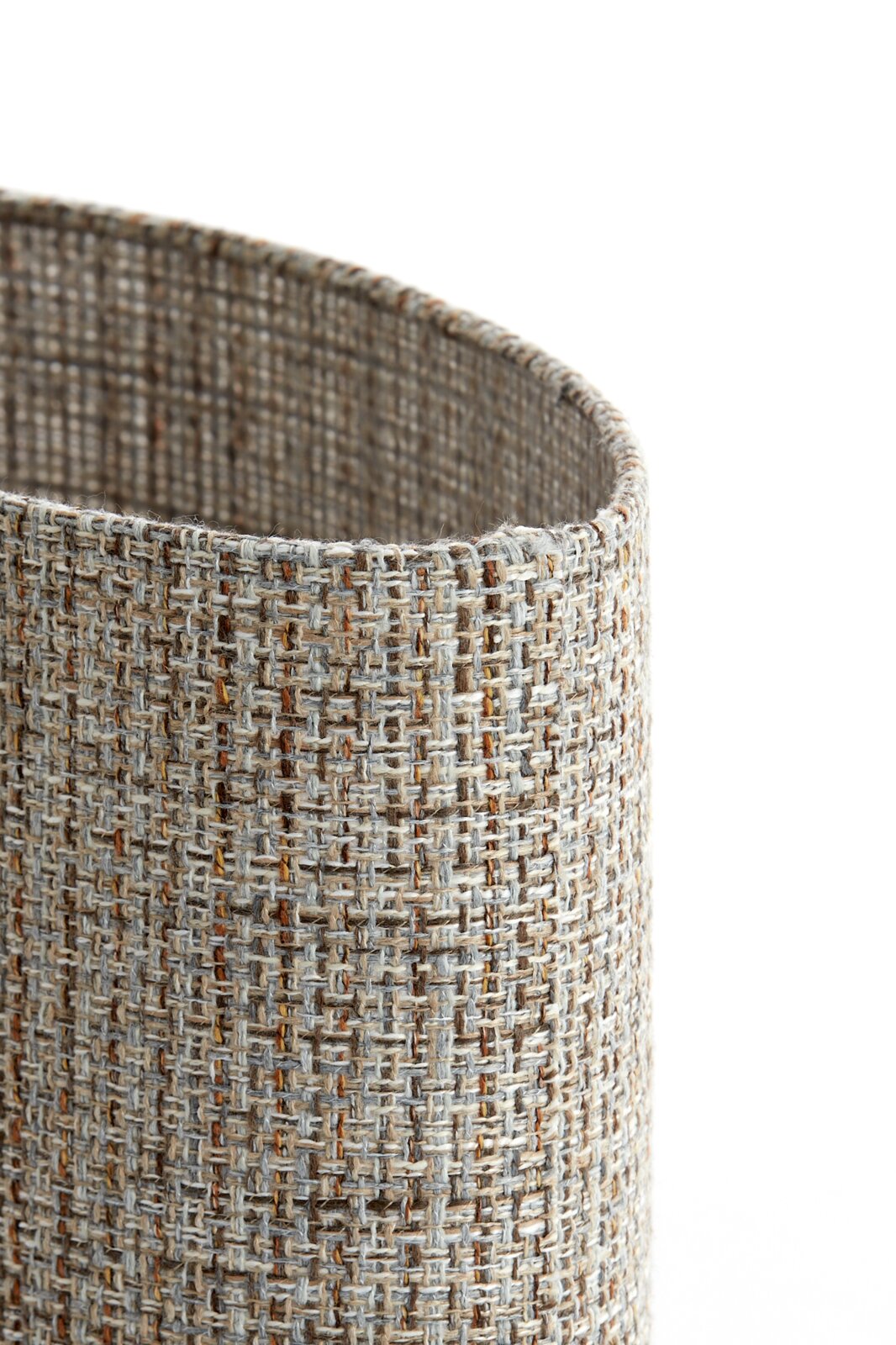 Close-up in schuin bovenaanzicht van een cilindervormige lampenkap met grof geweven stof in natuurlijke beige-, grijs- en bruintinten.