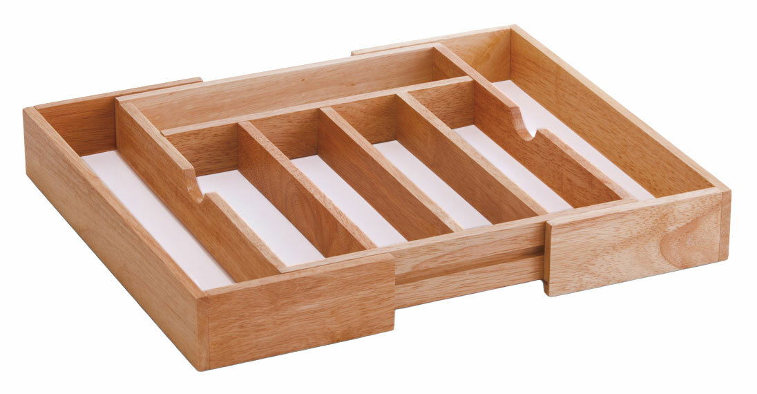 Ausziehbarer Besteckkasten aus Holz mit mehreren Fächern, perspektivisch von oben fotografiert.
