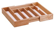 Ausziehbarer Besteckkasten aus Holz mit mehreren Fächern, perspektivisch von oben fotografiert.