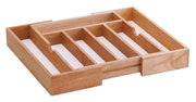 Ausziehbarer Besteckkasten aus Holz mit mehreren Fächern, perspektivisch von oben fotografiert.