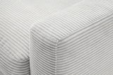 Nahaufnahme einer hellgrauen, gerippten Stoffoberfläche eines Longchairs, perspektivisch von oben fotografiert.