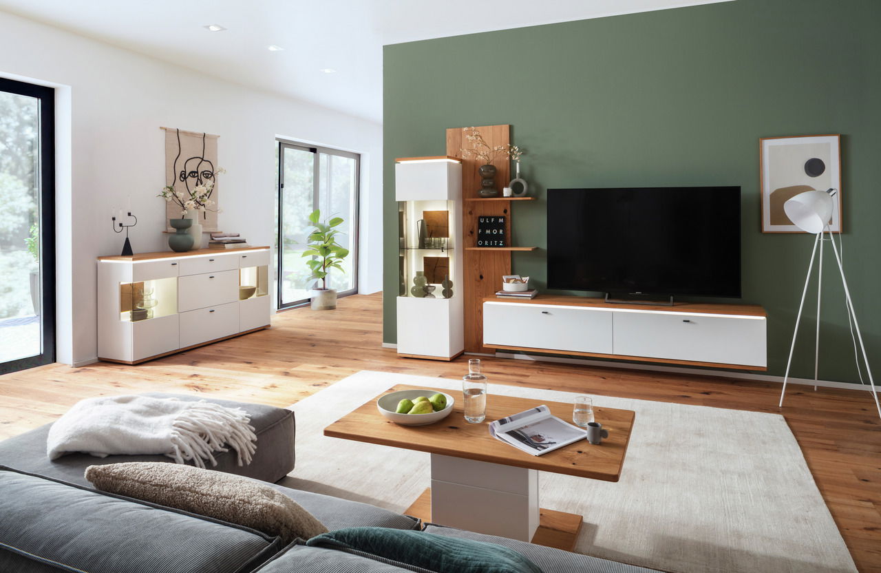 Modernes Wohnzimmer mit Sideboard in Weiß und Holzoptik, aus seitlicher Perspektive fotografiert.