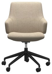 Beiger Home Office Sessel mit Armlehnen und schwarzem Drehfuß, Frontalansicht