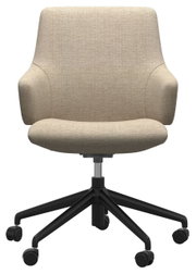 Beige thuiskantoorstoel met armleuningen en een zwart draaivoet, vooraanzicht