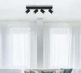 Moderner schwarzer Deckenstrahler mit vier verstellbaren Spots, Perspektive von unten.