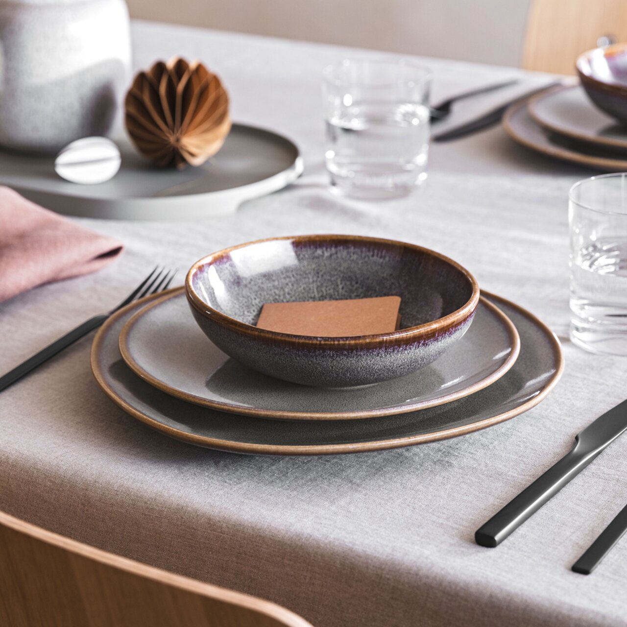 Like by Villeroy & Boch Bol LAVE BEIGE Müslischale Lave 380ml beige auf einem gedeckten Tisch, von oben fotografiert.