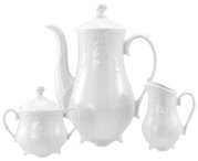 Weißes Porzellan-Kaffeeservice mit Kaffeekanne, Milchkännchen und Zuckerdose, frontale Ansicht leicht von oben vor weißem Hintergrund