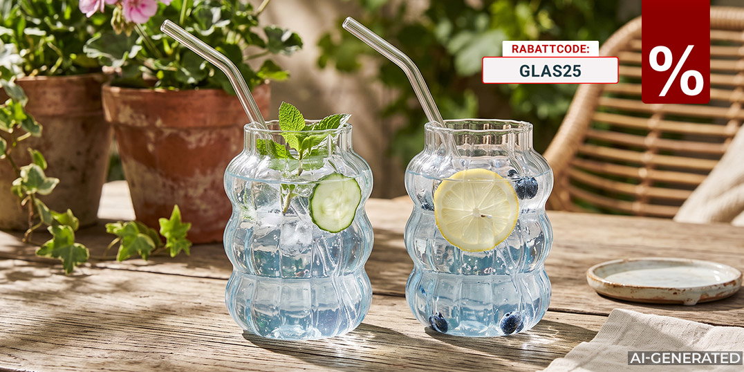 AI-generiert: Zwei blaue Trinkgläser mit Strohhalmen, Gurke, Minze, Zitrone und Beeren auf Holztisch im Garten.