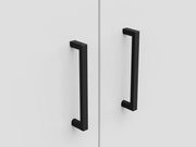 Nahaufnahme von zwei schwarzen Griffen an einer weißen Schranktür, frontal betrachtet.