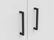 Nahaufnahme von zwei schwarzen Griffen an einer weißen Schranktür, frontal betrachtet.