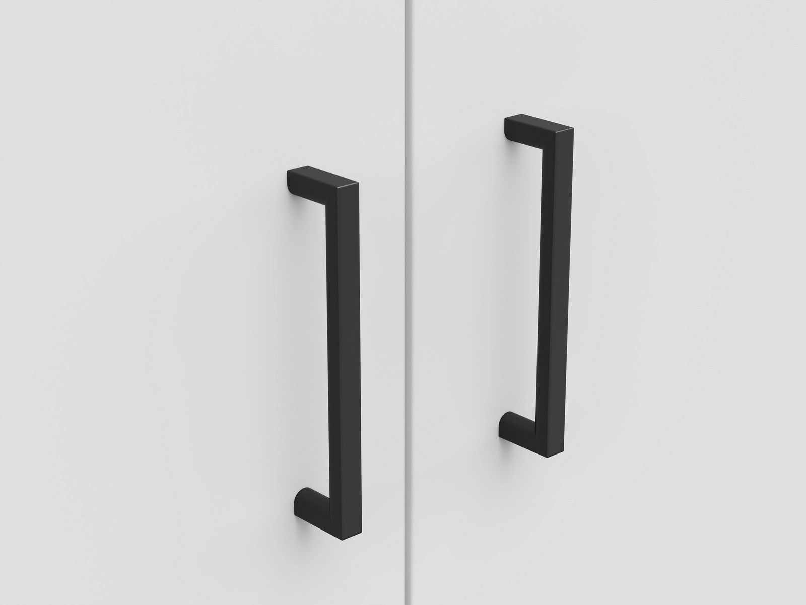 Nahaufnahme von zwei schwarzen Griffen an einer weißen Schranktür, frontal betrachtet.