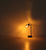 Moderne Tischleuchte mit warmem Licht, seitliche Perspektive
