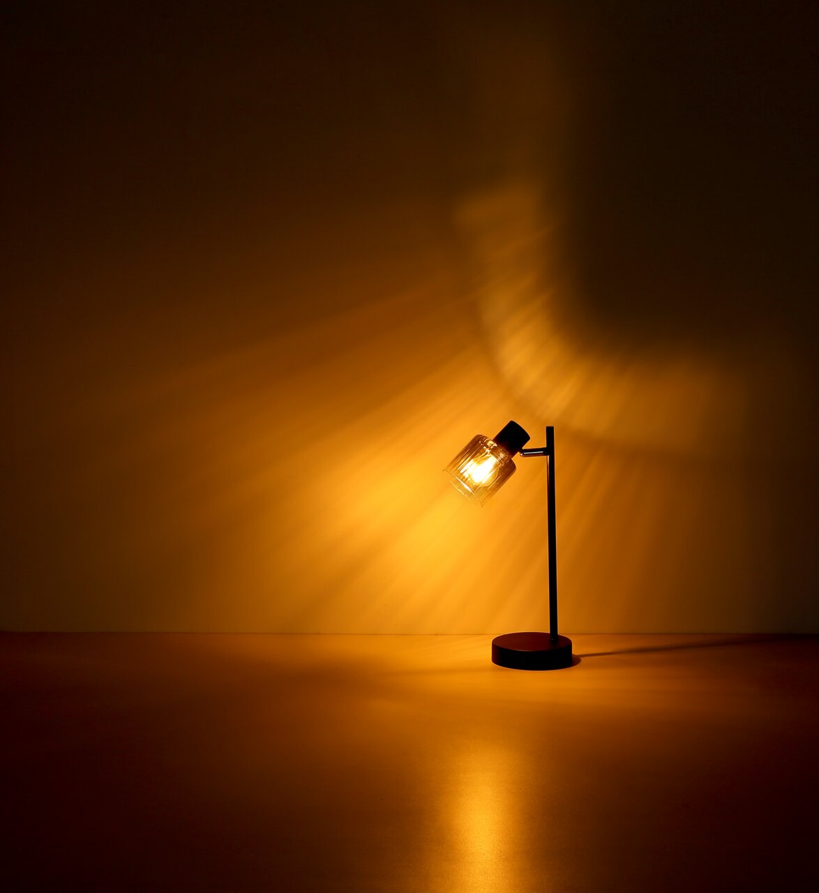Moderne Tischleuchte mit warmem Licht, seitliche Perspektive